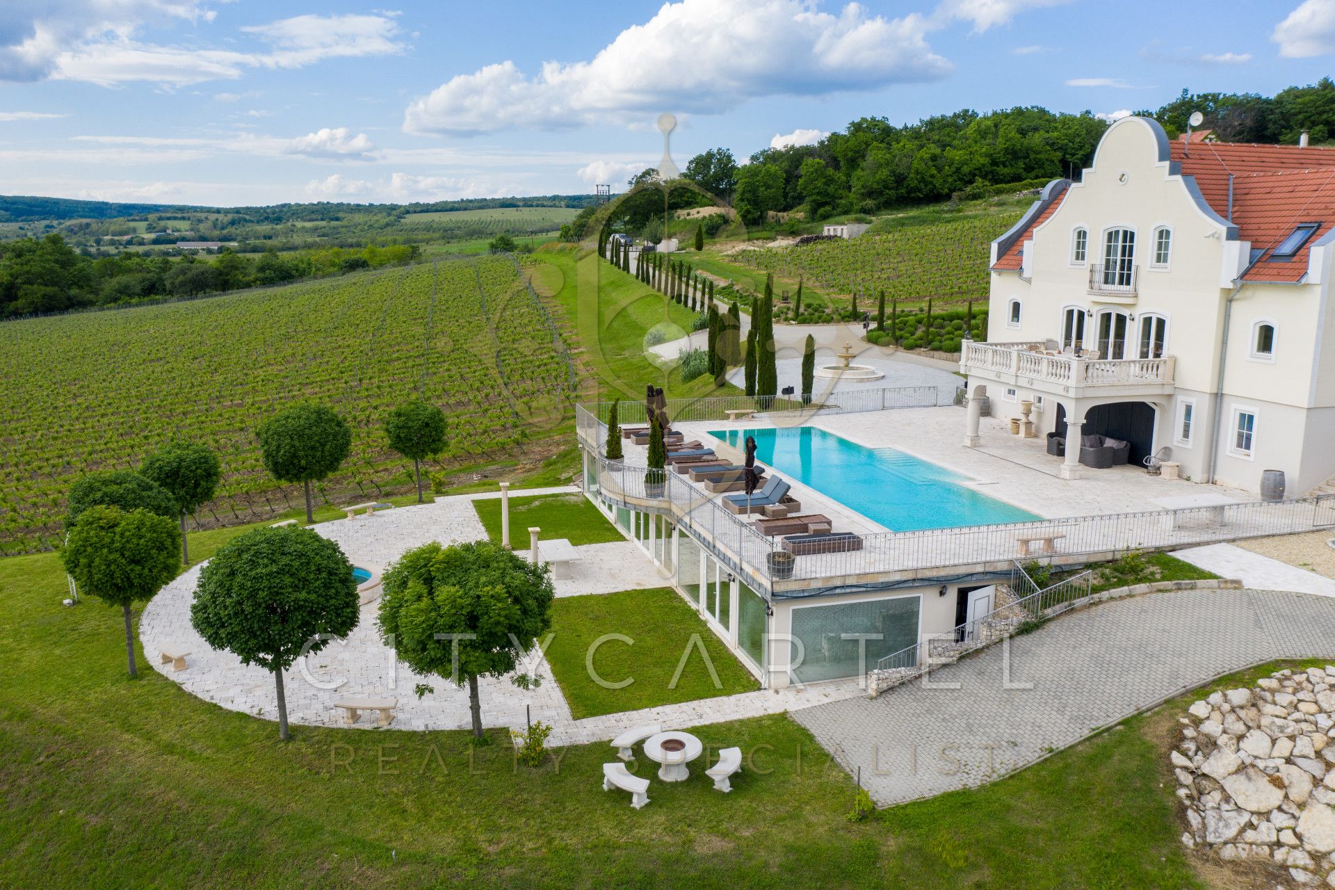 A fájl már létezik a célhelyen: import/kepek/vizjeles_4137130.jpg
For sale Villa, castle, mansion Monoszló  1615 m<sup>2</sup> 4900000 EUR