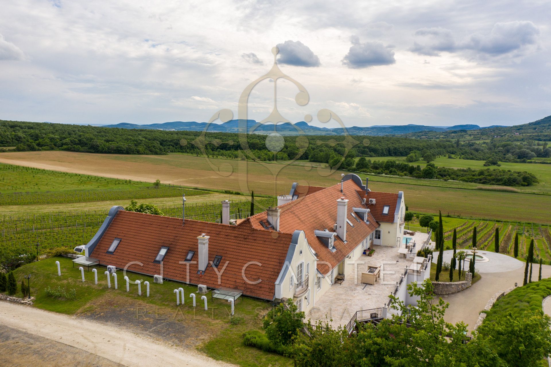 A fájl már létezik a célhelyen: import/kepek/vizjeles_4137134.jpg
For sale Villa, castle, mansion Monoszló  1615 m<sup>2</sup> 4900000 EUR