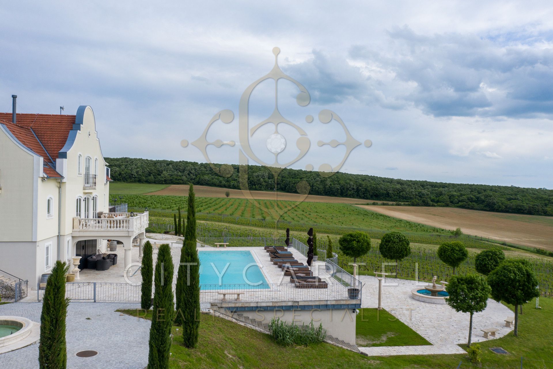 A fájl már létezik a célhelyen: import/kepek/vizjeles_4137143.jpg
For sale Villa, castle, mansion Monoszló  1615 m<sup>2</sup> 4900000 EUR