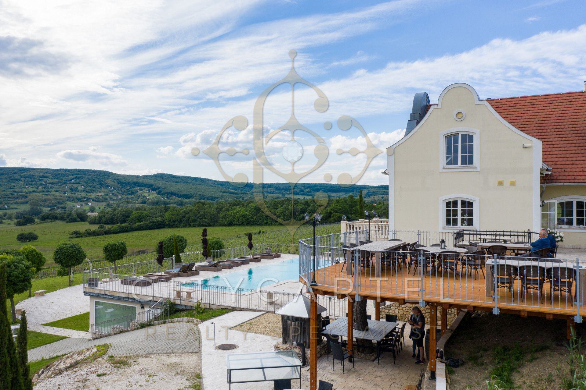 A fájl már létezik a célhelyen: import/kepek/vizjeles_4137147.jpg
For sale Villa, castle, mansion Monoszló  1615 m<sup>2</sup> 4900000 EUR