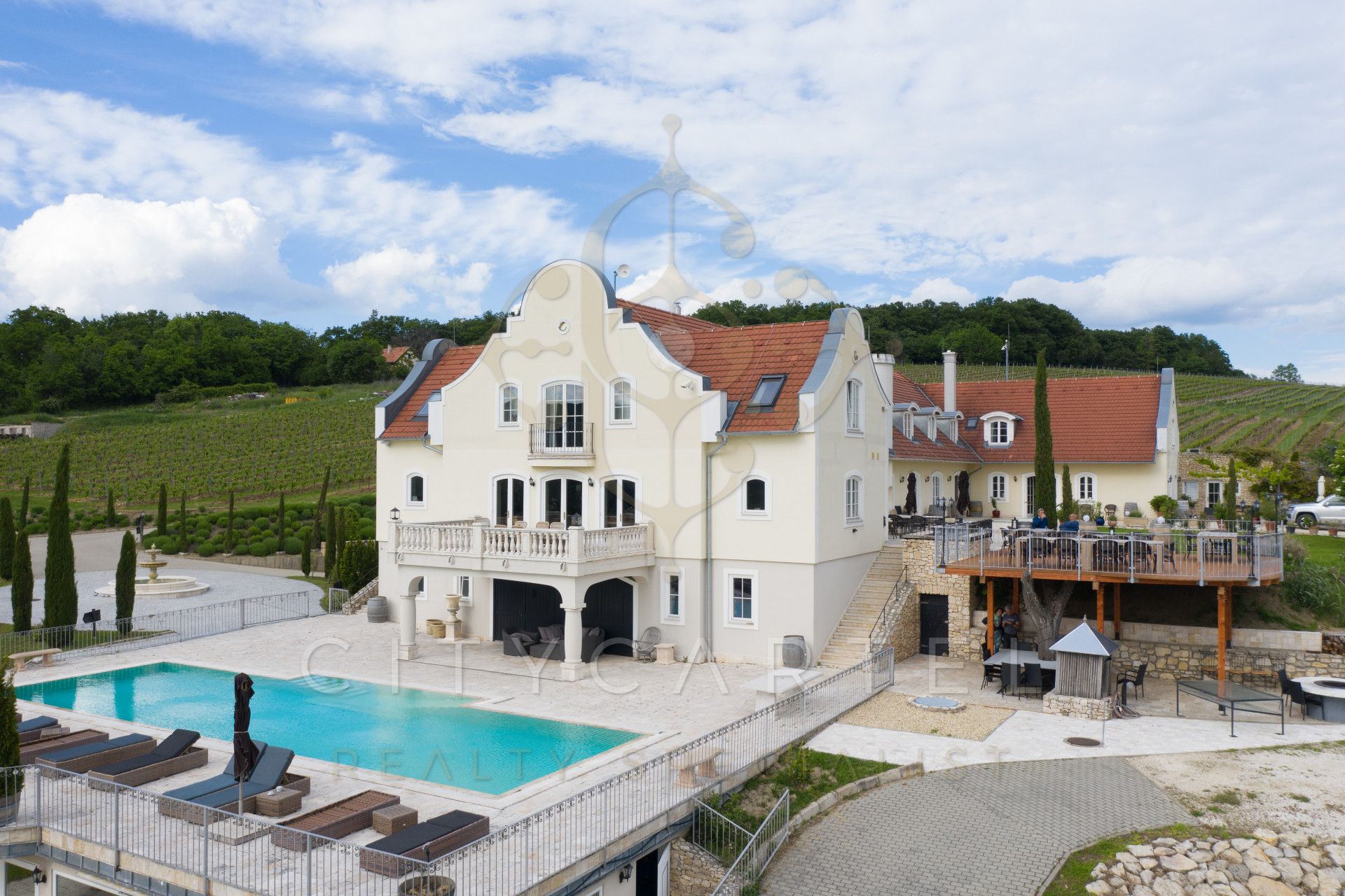 A fájl már létezik a célhelyen: import/kepek/vizjeles_4137149.jpg
For sale Villa, castle, mansion Monoszló  1615 m<sup>2</sup> 4900000 EUR