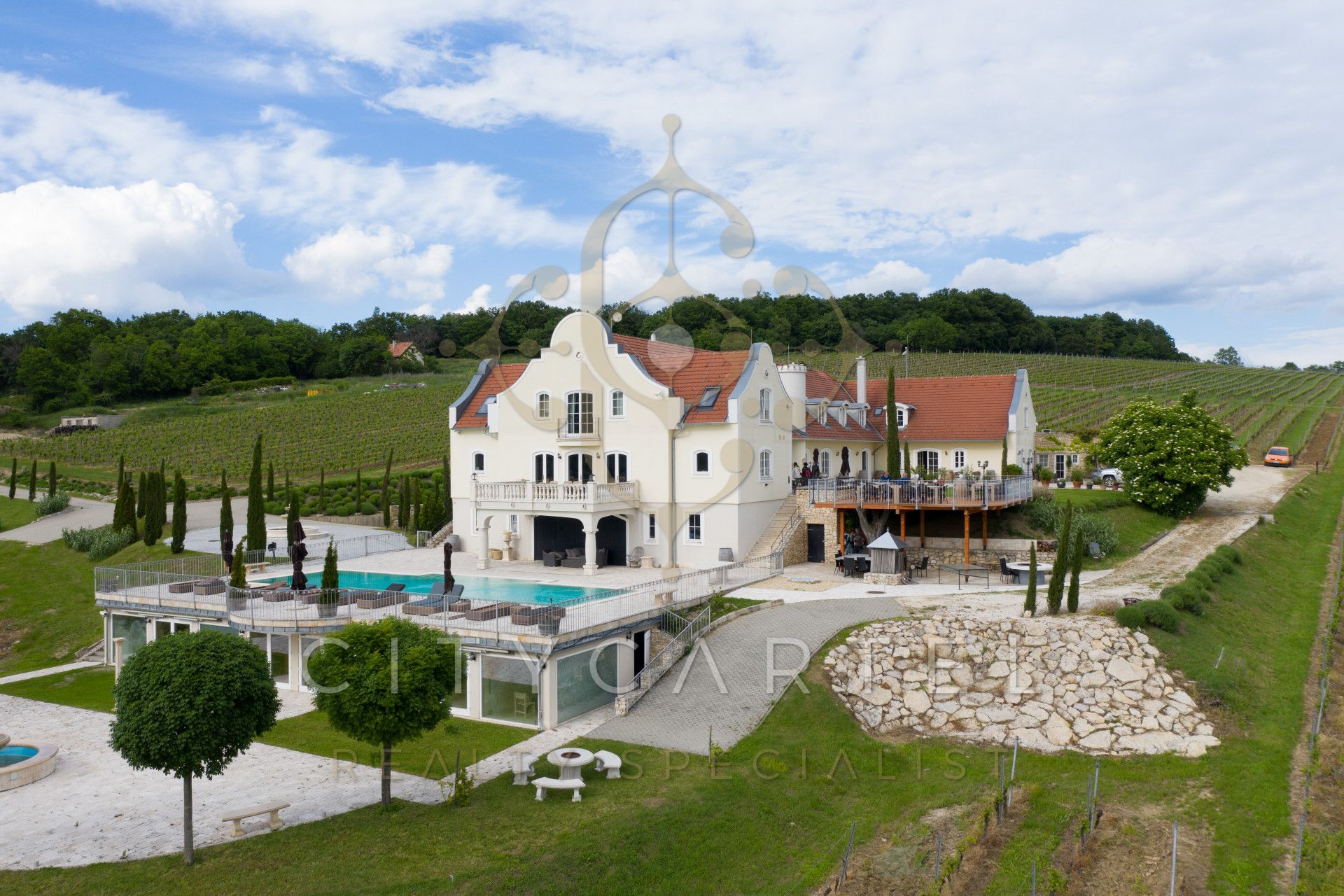 A fájl már létezik a célhelyen: import/kepek/vizjeles_4137150.jpg
For sale Villa, castle, mansion Monoszló  1615 m<sup>2</sup> 4900000 EUR