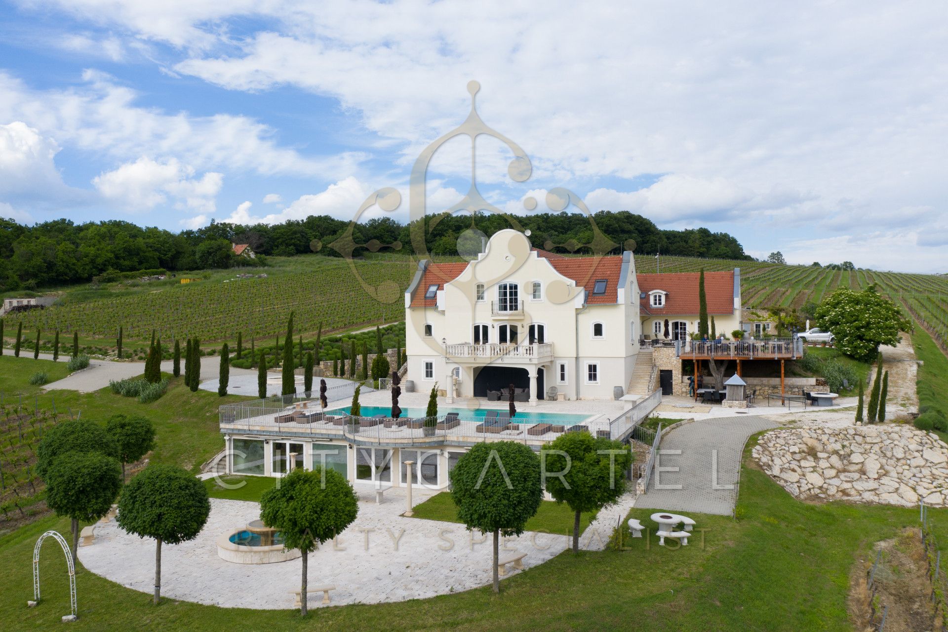 A fájl már létezik a célhelyen: import/kepek/vizjeles_4137151.jpg
For sale Villa, castle, mansion Monoszló  1615 m<sup>2</sup> 4900000 EUR