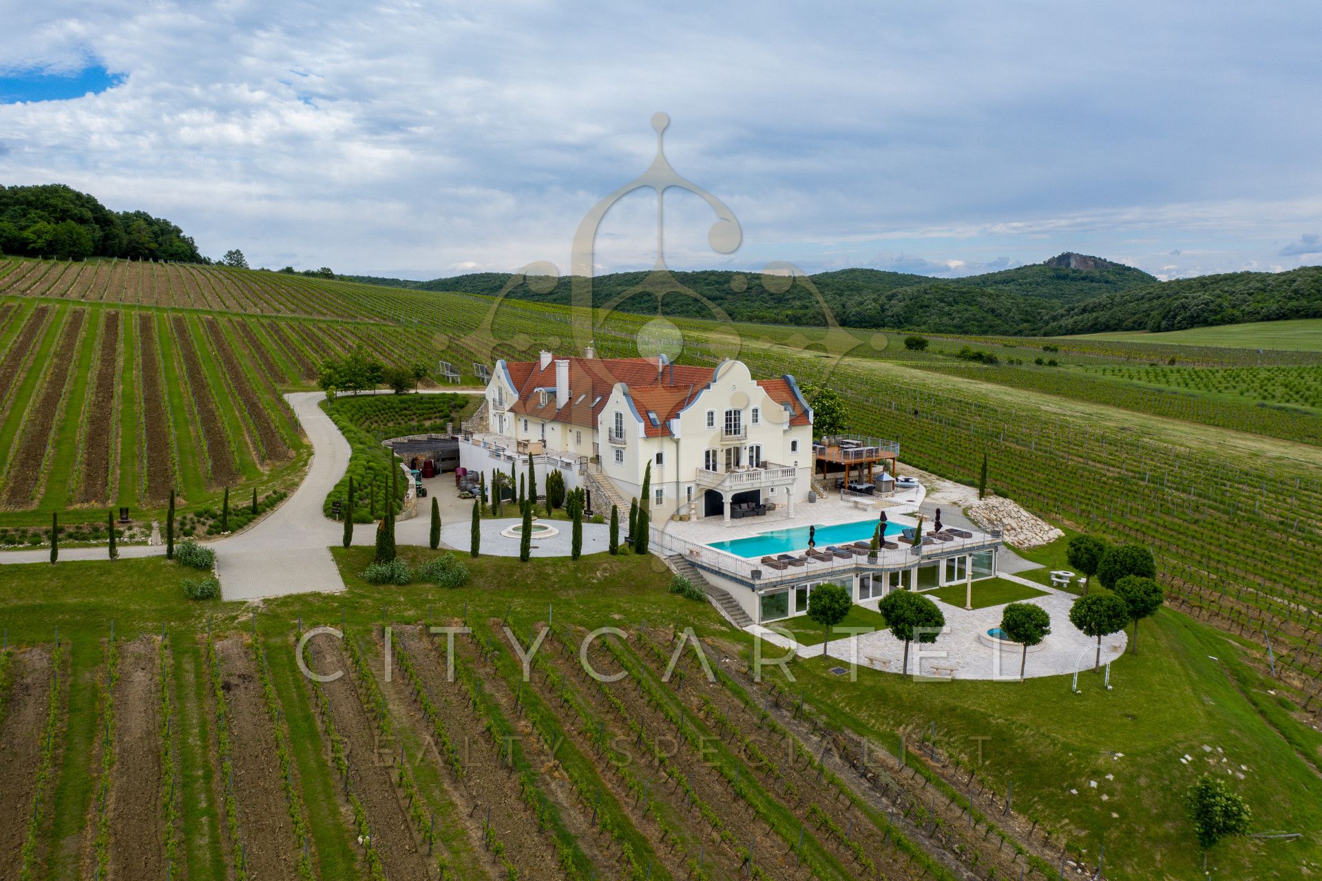 A fájl már létezik a célhelyen: import/kepek/vizjeles_4137157.jpg
For sale Villa, castle, mansion Monoszló  1615 m<sup>2</sup> 4900000 EUR