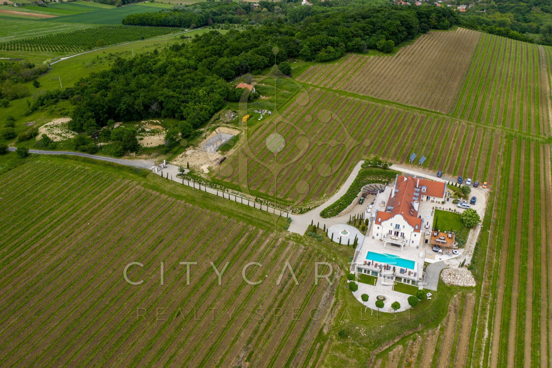 A fájl már létezik a célhelyen: import/kepek/vizjeles_4137160.jpg
For sale Villa, castle, mansion Monoszló  1615 m<sup>2</sup> 4900000 EUR