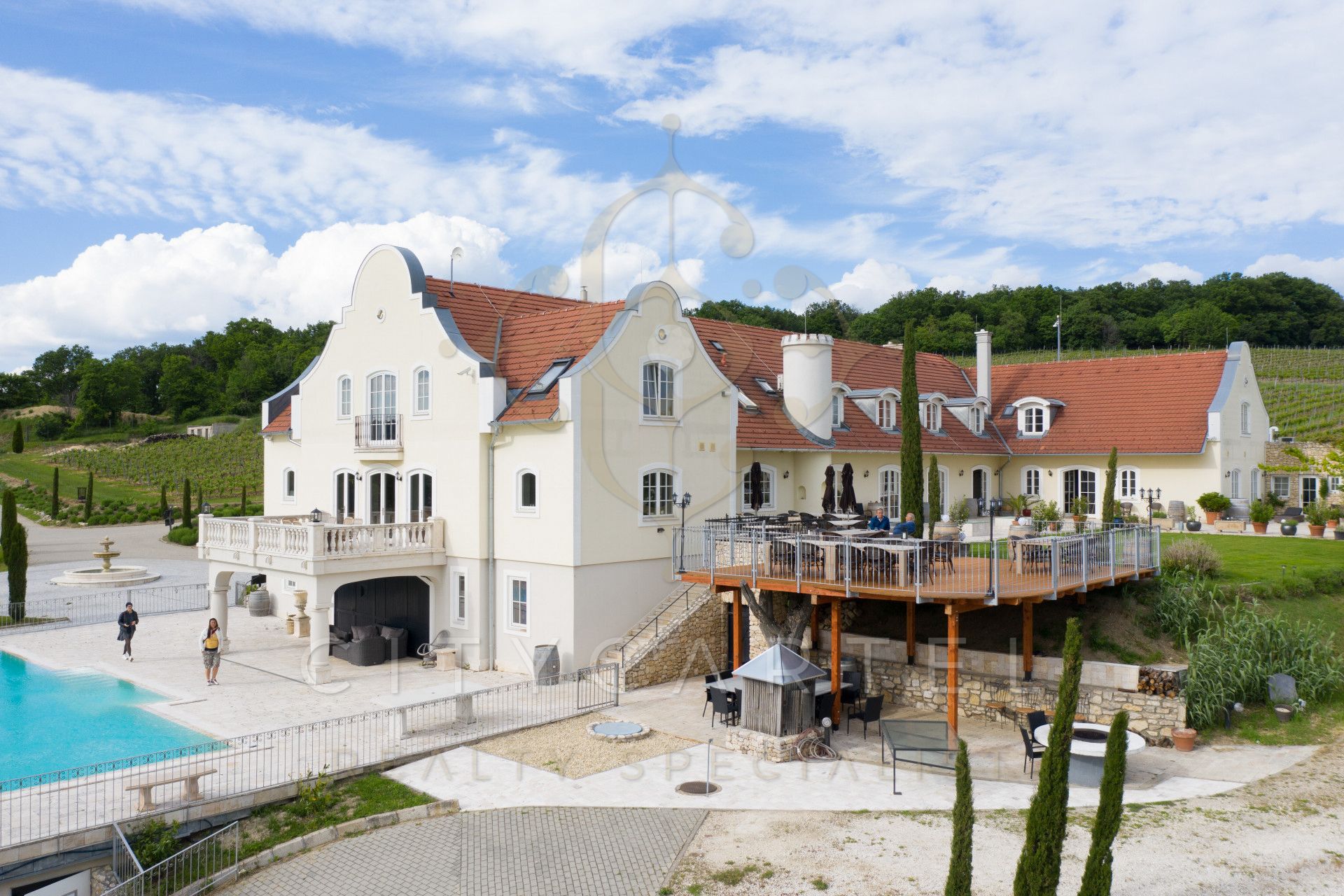 A fájl már létezik a célhelyen: import/kepek/vizjeles_4225602.jpg
Eladó Rezidencia Monoszló  1615 m<sup>2</sup> 4900000 EUR