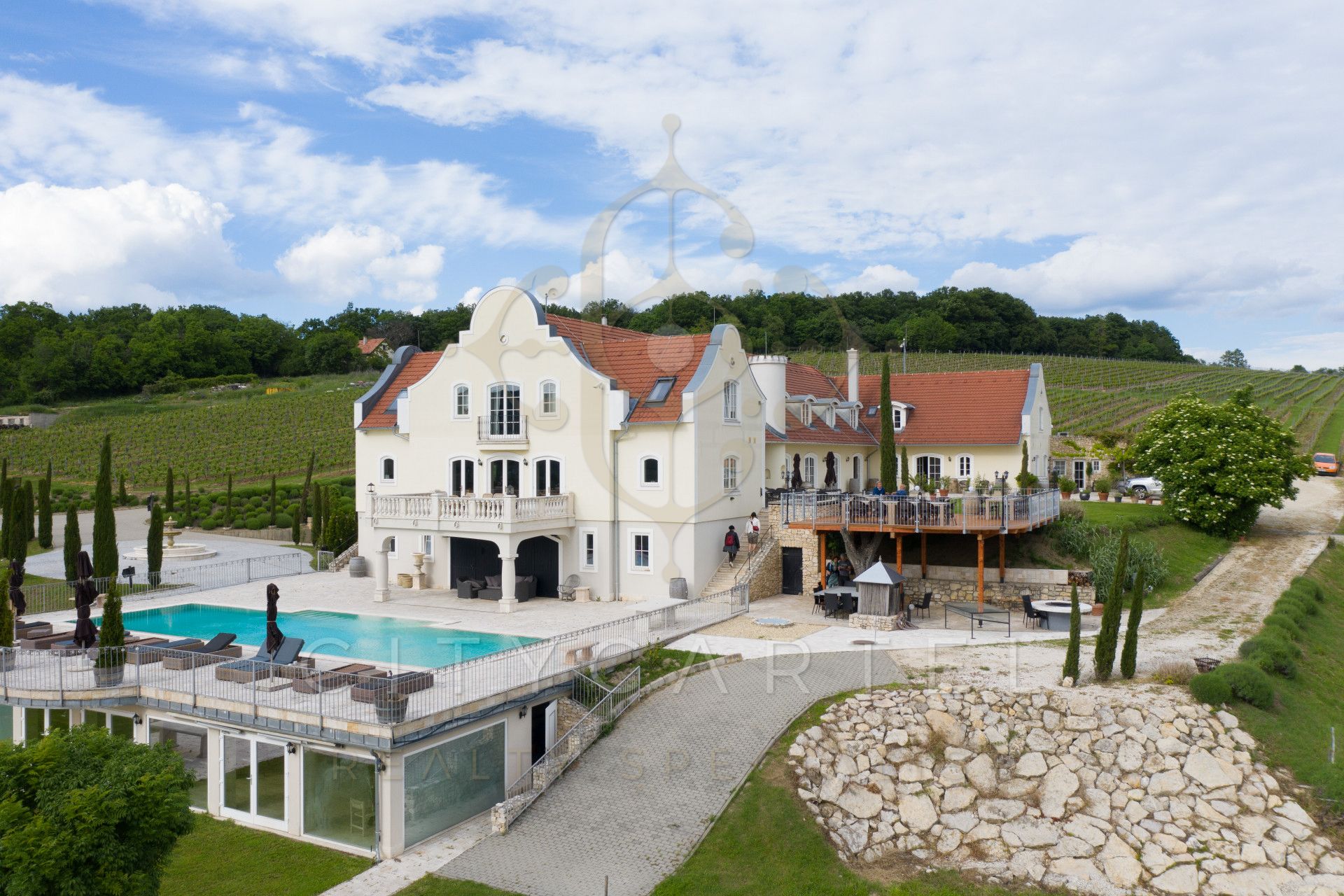 A fájl már létezik a célhelyen: import/kepek/vizjeles_4225603.jpg
Eladó Rezidencia Monoszló  1615 m<sup>2</sup> 4900000 EUR
