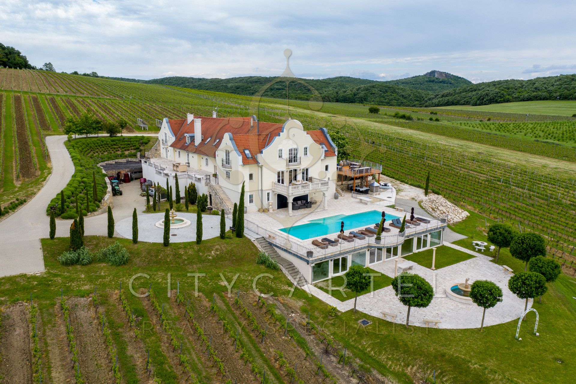 A fájl már létezik a célhelyen: import/kepek/vizjeles_4225608.jpg
Eladó Rezidencia Monoszló  1615 m<sup>2</sup> 4900000 EUR