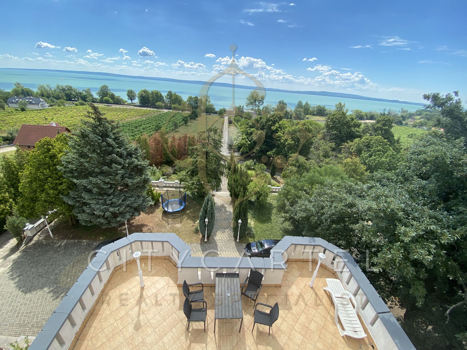 A fájl már létezik a célhelyen: import/kepek/vizjeles_4629982.jpg
Eladó Villa, kastély, kúria Zánka  1470 m<sup>2</sup> 2500000 EUR