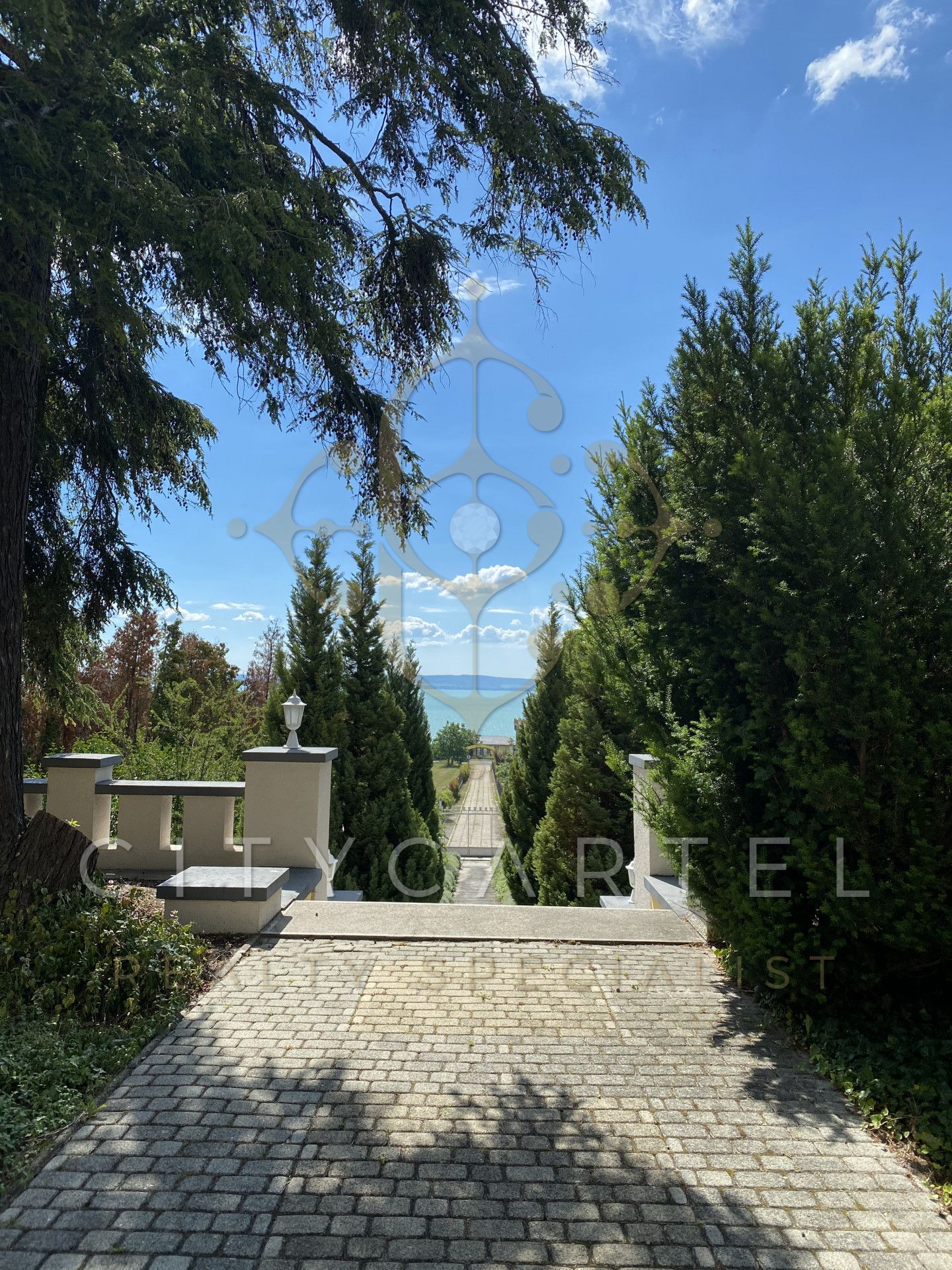 A fájl már létezik a célhelyen: import/kepek/vizjeles_4629986.jpg
Eladó Villa, kastély, kúria Zánka  1470 m<sup>2</sup> 2500000 EUR