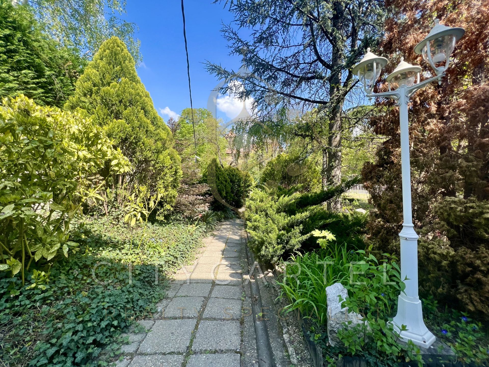 A fájl már létezik a célhelyen: import/kepek/vizjeles_4759808.jpg
For sale house Budapest, II. kerület  875 m<sup>2</sup> 1500 millió Ft