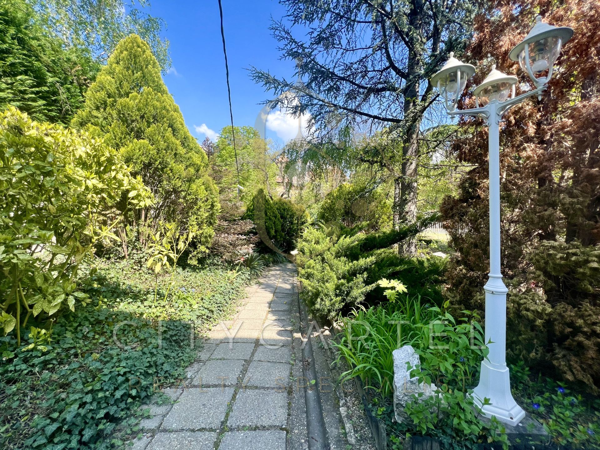 A fájl már létezik a célhelyen: import/kepek/vizjeles_4759810.jpg
For sale house Budapest, II. kerület  875 m<sup>2</sup> 1500 millió Ft