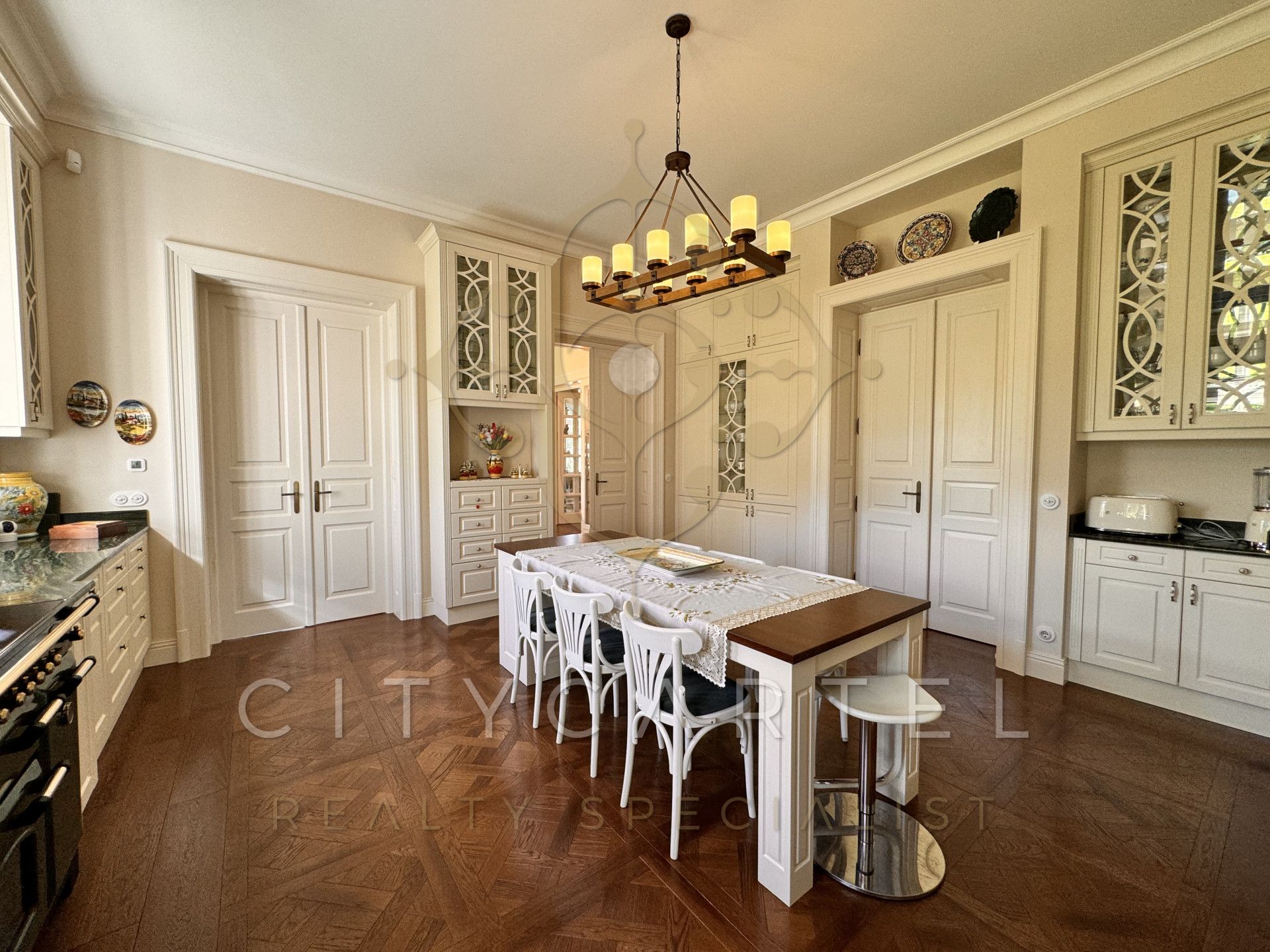 A fájl már létezik a célhelyen: import/kepek/vizjeles_5251874.jpg
Eladó Villa, kastély, kúria Bér  1050 m<sup>2</sup> 3000000 EUR