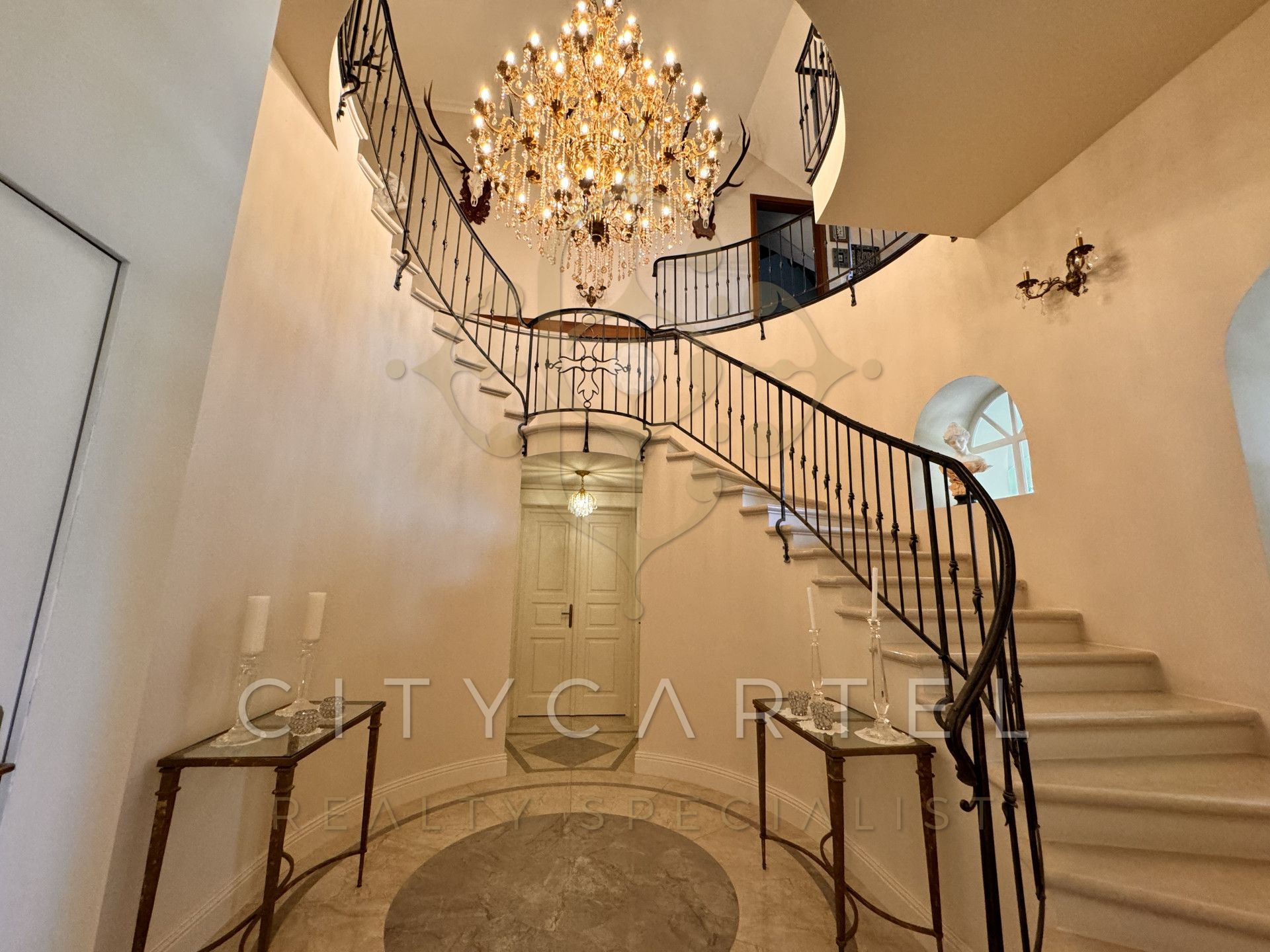 A fájl már létezik a célhelyen: import/kepek/vizjeles_5251876.jpg
Eladó Villa, kastély, kúria Bér  1050 m<sup>2</sup> 3000000 EUR