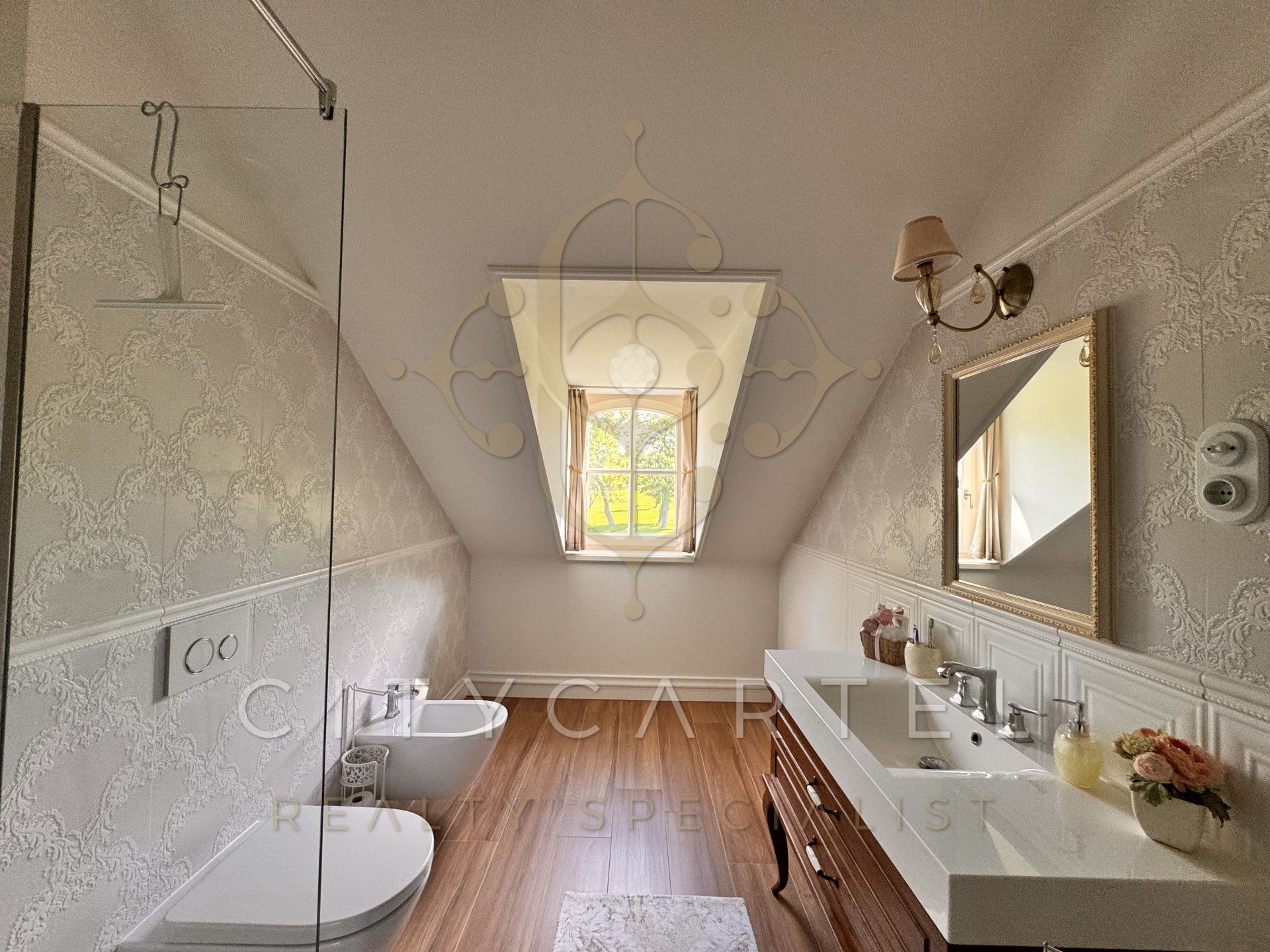 A fájl már létezik a célhelyen: import/kepek/vizjeles_5251891.jpg
Eladó Villa, kastély, kúria Bér  1050 m<sup>2</sup> 3000000 EUR