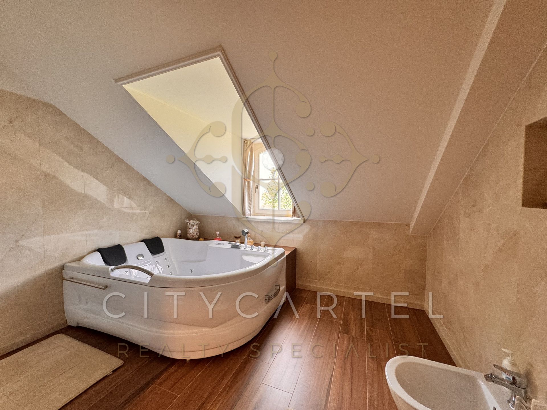 A fájl már létezik a célhelyen: import/kepek/vizjeles_5251893.jpg
Eladó Villa, kastély, kúria Bér  1050 m<sup>2</sup> 3000000 EUR