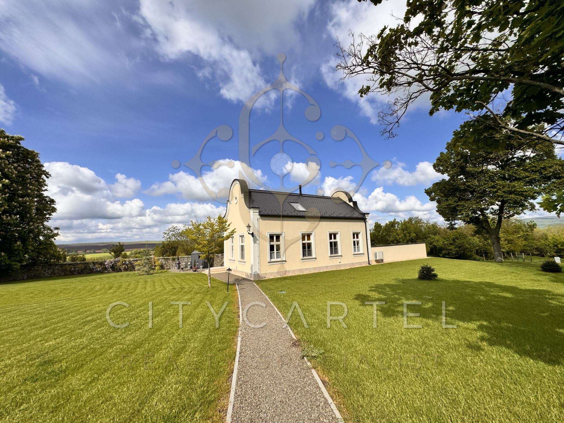 A fájl már létezik a célhelyen: import/kepek/vizjeles_5251906.jpg
Eladó Villa, kastély, kúria Bér  1050 m<sup>2</sup> 3000000 EUR