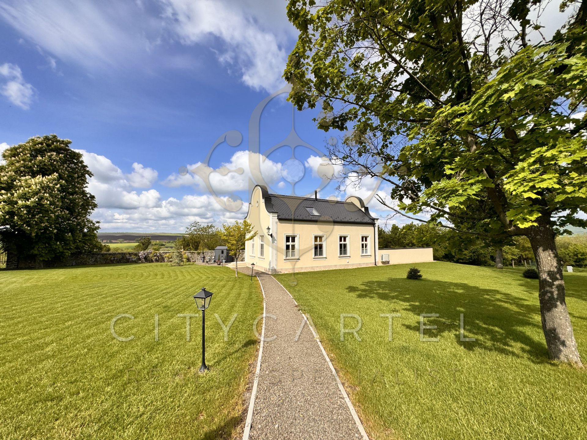 A fájl már létezik a célhelyen: import/kepek/vizjeles_5251907.jpg
Eladó Villa, kastély, kúria Bér  1050 m<sup>2</sup> 3000000 EUR