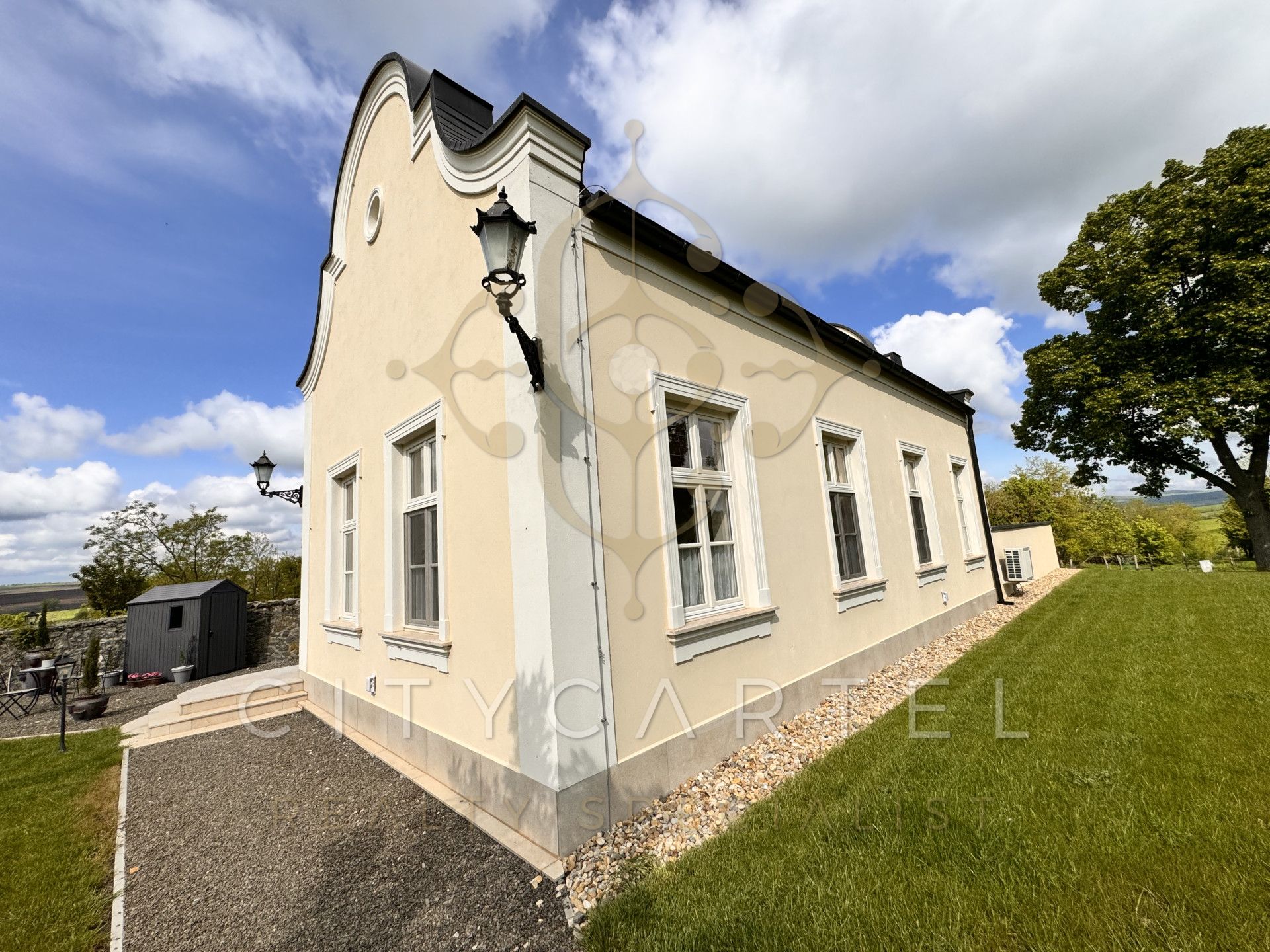 A fájl már létezik a célhelyen: import/kepek/vizjeles_5251908.jpg
Eladó Villa, kastély, kúria Bér  1050 m<sup>2</sup> 3000000 EUR