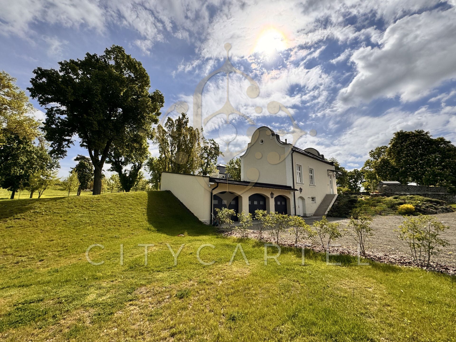 A fájl már létezik a célhelyen: import/kepek/vizjeles_5251929.jpg
Eladó Villa, kastély, kúria Bér  1050 m<sup>2</sup> 3000000 EUR