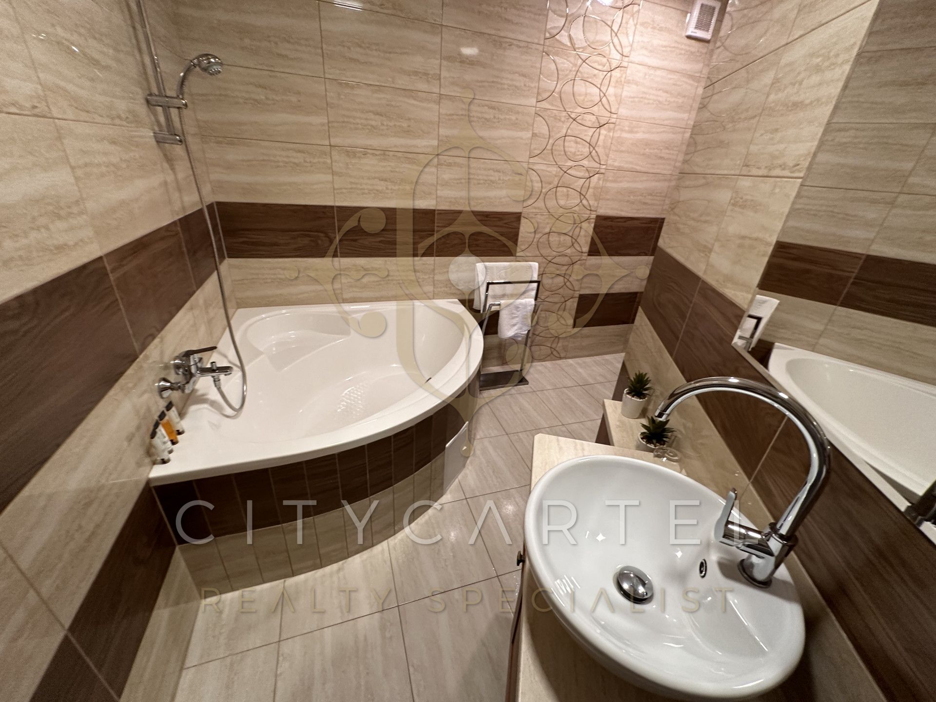 A fájl már létezik a célhelyen: import/kepek/vizjeles_5387069.jpg
For sale Hotel, guesthouse Ladánybene  755 m<sup>2</sup> 1200000 EUR