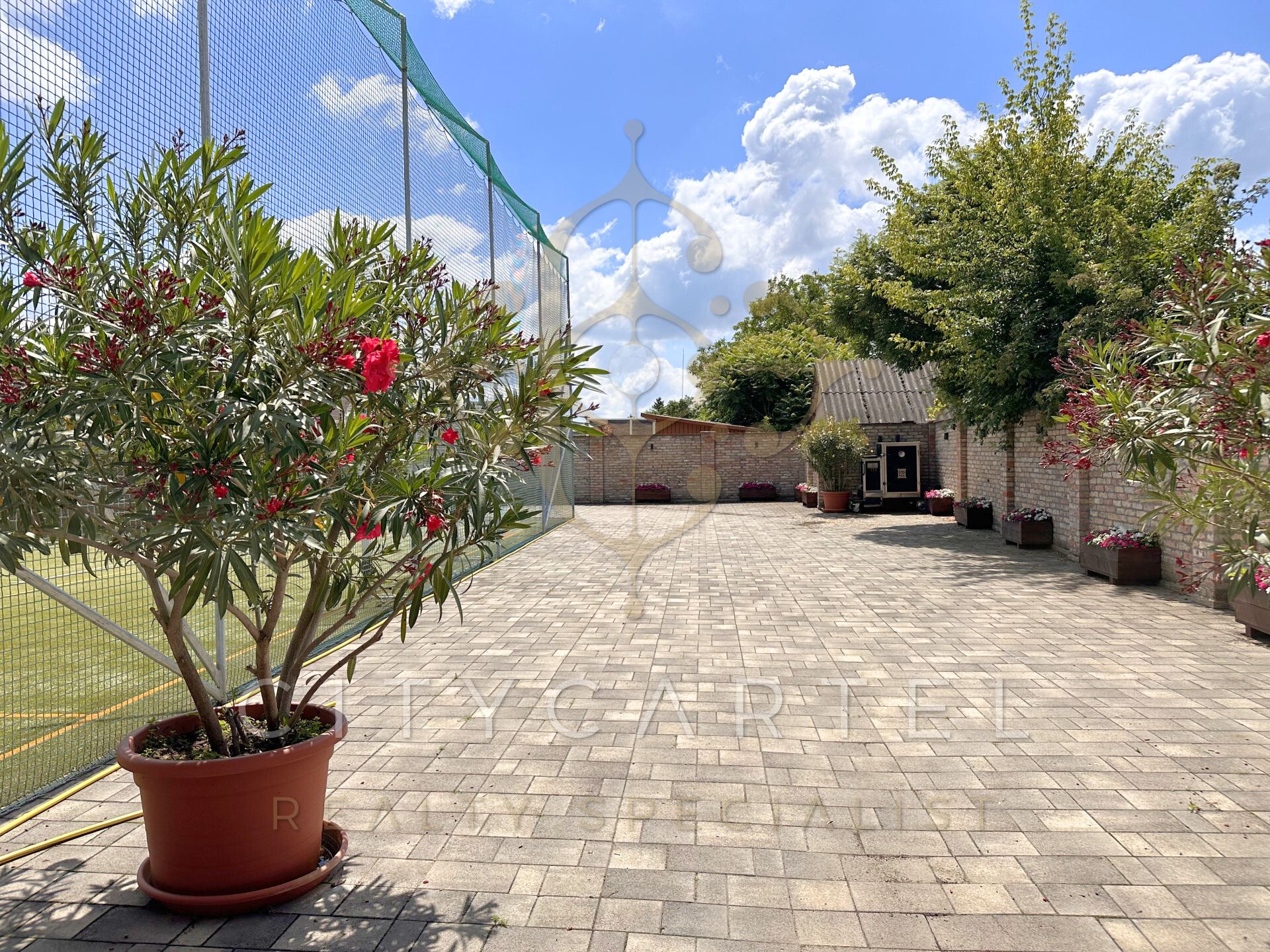A fájl már létezik a célhelyen: import/kepek/vizjeles_5409291.jpg
For sale Hotel, guesthouse Ladánybene  755 m<sup>2</sup> 1200000 EUR