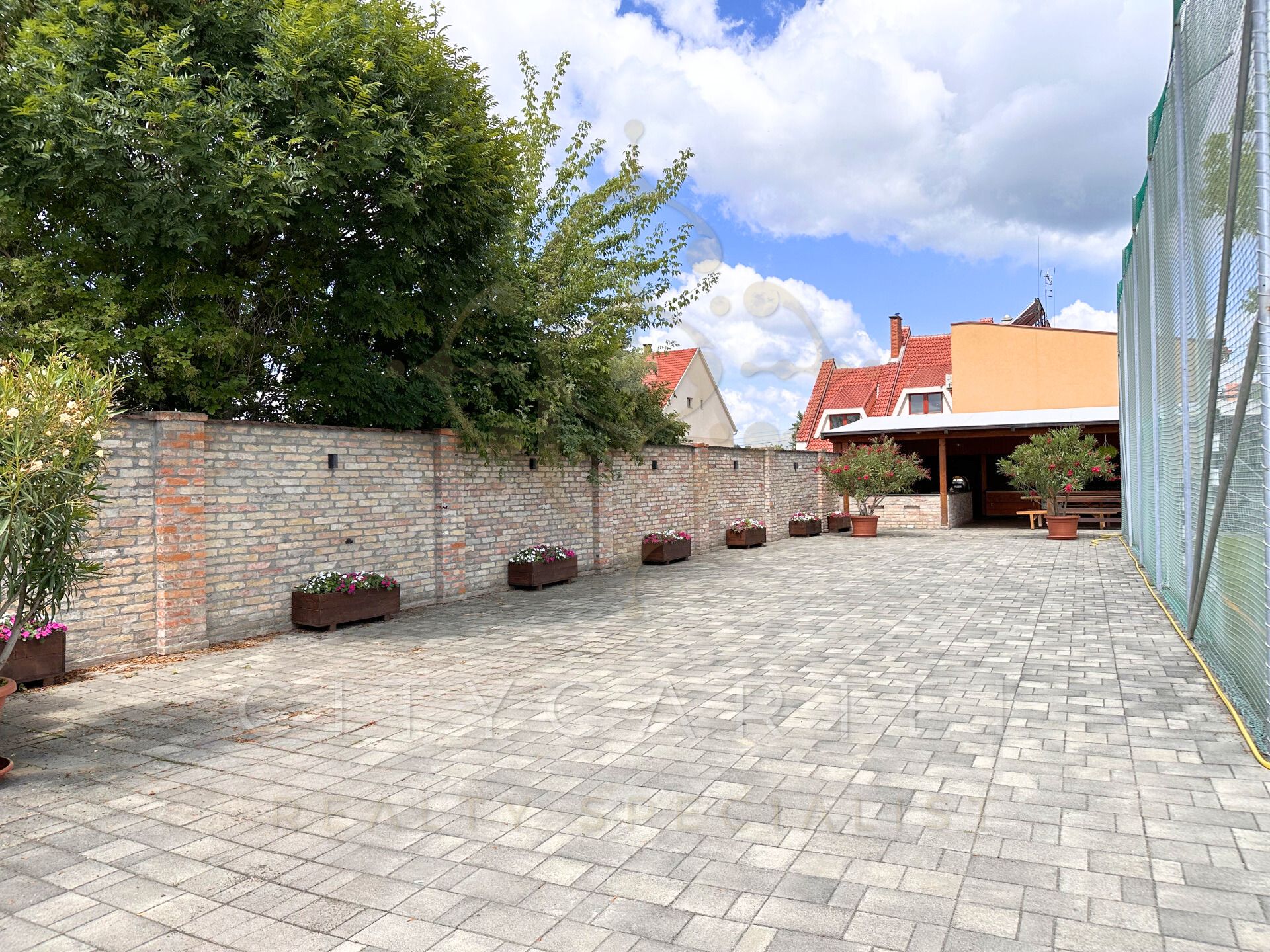 A fájl már létezik a célhelyen: import/kepek/vizjeles_5409292.jpg
For sale Hotel, guesthouse Ladánybene  755 m<sup>2</sup> 1200000 EUR
