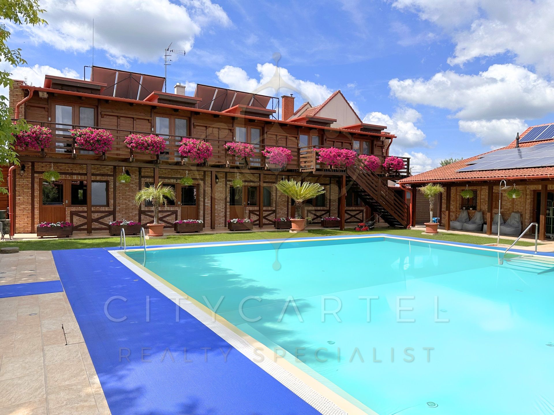 A fájl már létezik a célhelyen: import/kepek/vizjeles_5410327.jpg
For sale Hotel, guesthouse Ladánybene  755 m<sup>2</sup> 1200000 EUR