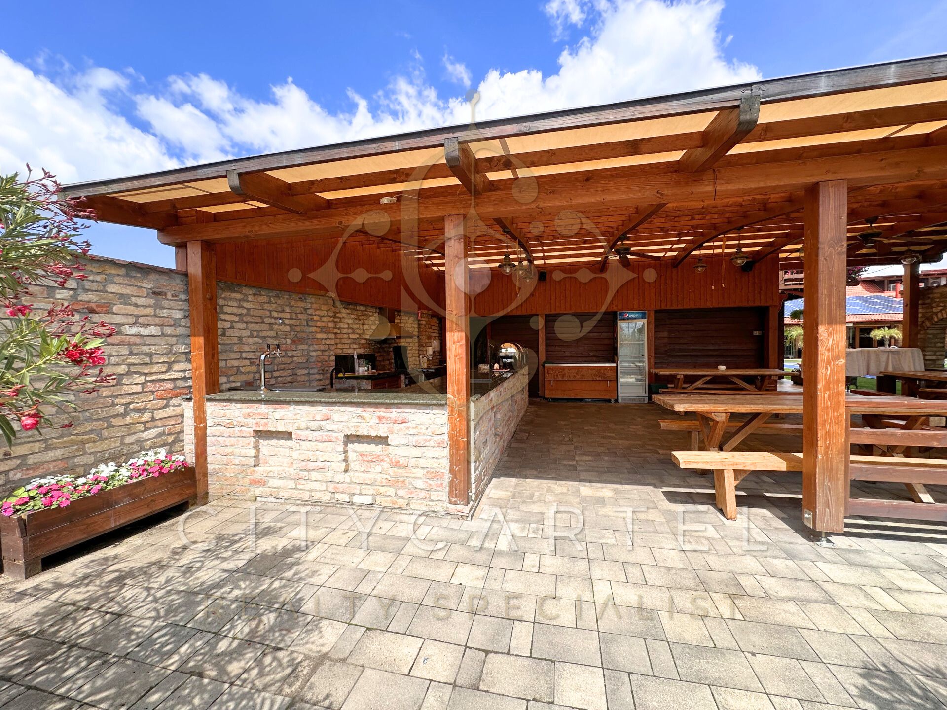 A fájl már létezik a célhelyen: import/kepek/vizjeles_5410331.jpg
For sale Hotel, guesthouse Ladánybene  755 m<sup>2</sup> 1200000 EUR