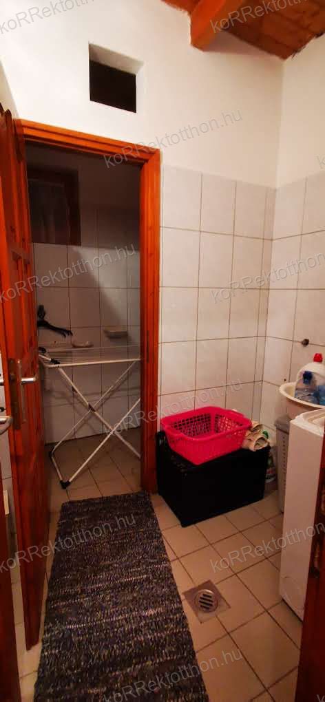 A fájl már létezik a célhelyen: import/kepek/vizjeles_5506117.jpg
Eladó Családi ház Jászfényszaru  107 m<sup>2</sup> 59.9 millió Ft