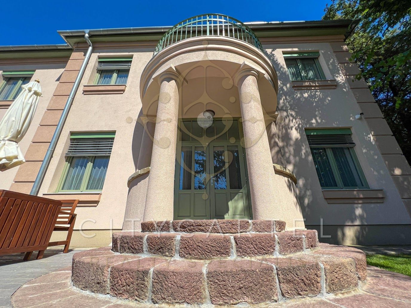 A fájl már létezik a célhelyen: import/kepek/vizjeles_5539328.jpg
Eladó Családi ház Fonyód  250 m<sup>2</sup> 446.7 millió Ft