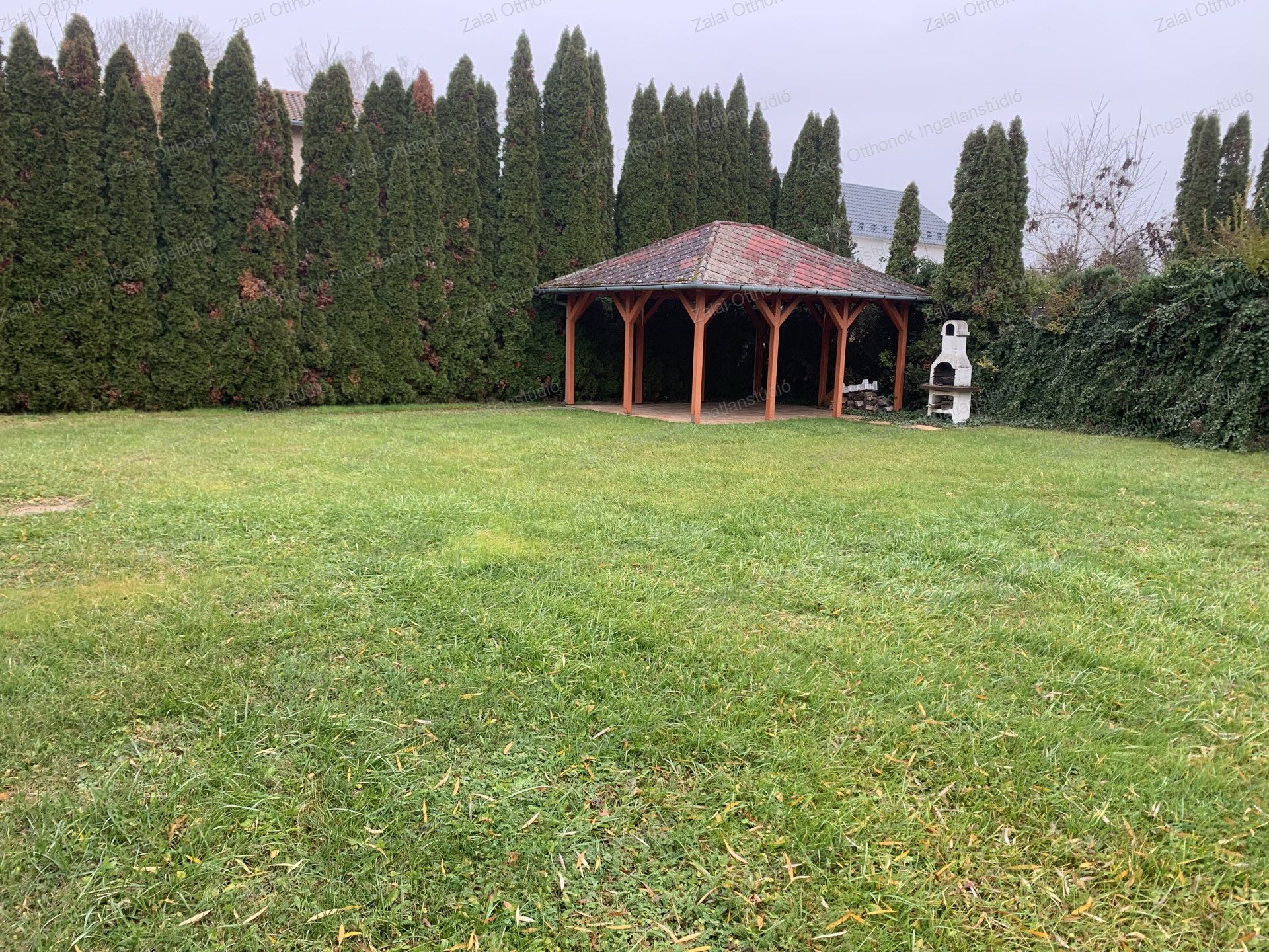 A fájl már létezik a célhelyen: import/kepek/vizjeles_5558791.jpg
For sale recreational home, summer house Balatonfenyves  350 m<sup>2</sup> 389.9 millió Ft
