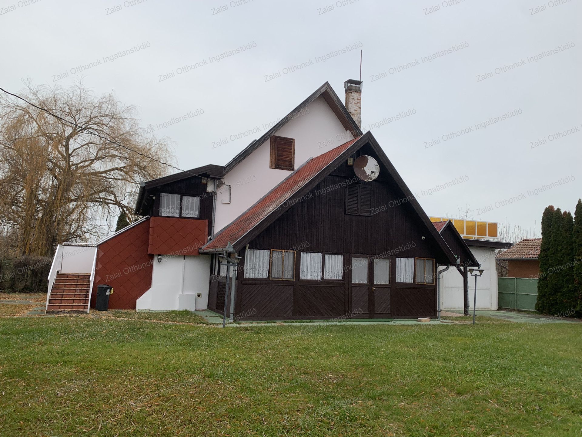 A fájl már létezik a célhelyen: import/kepek/vizjeles_5563712.jpg
For sale house Balatonfenyves  350 m<sup>2</sup> 389.9 millió Ft