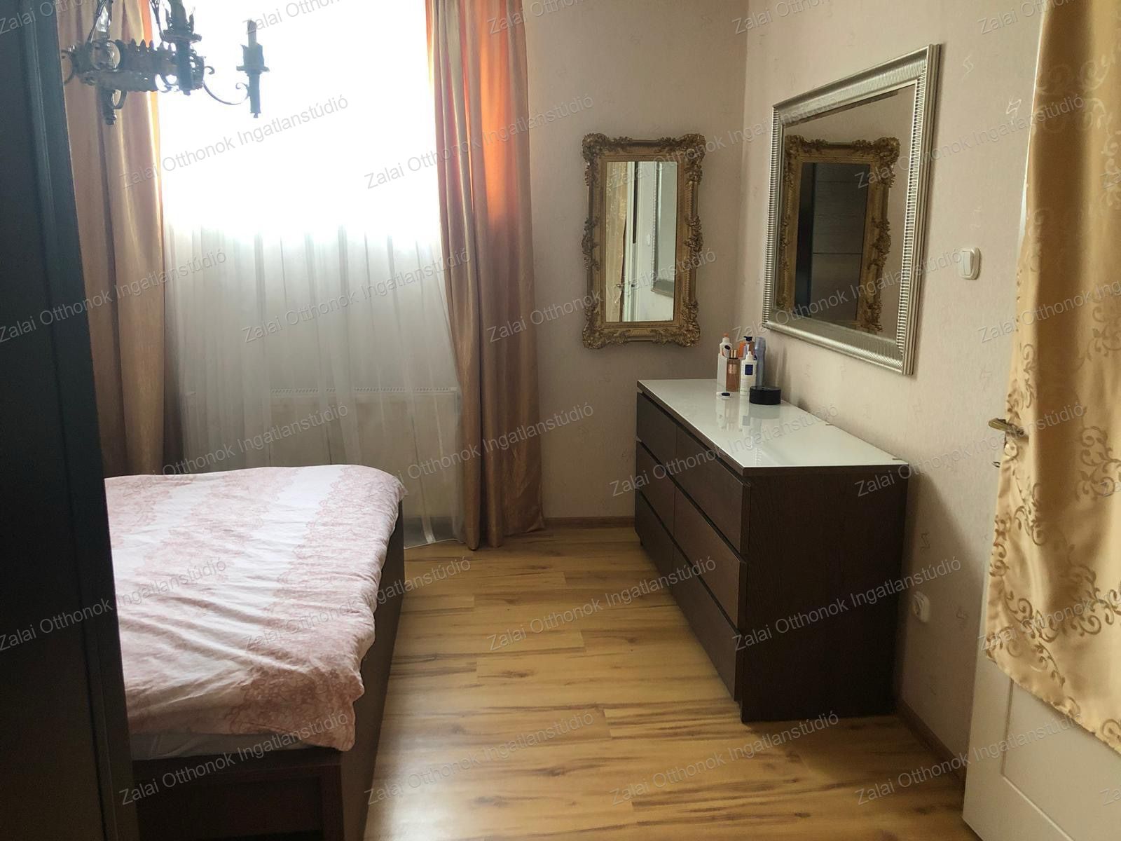 A fájl már létezik a célhelyen: import/kepek/vizjeles_5592937.jpg
For sale house Hévíz  500 m<sup>2</sup> 260 millió Ft
