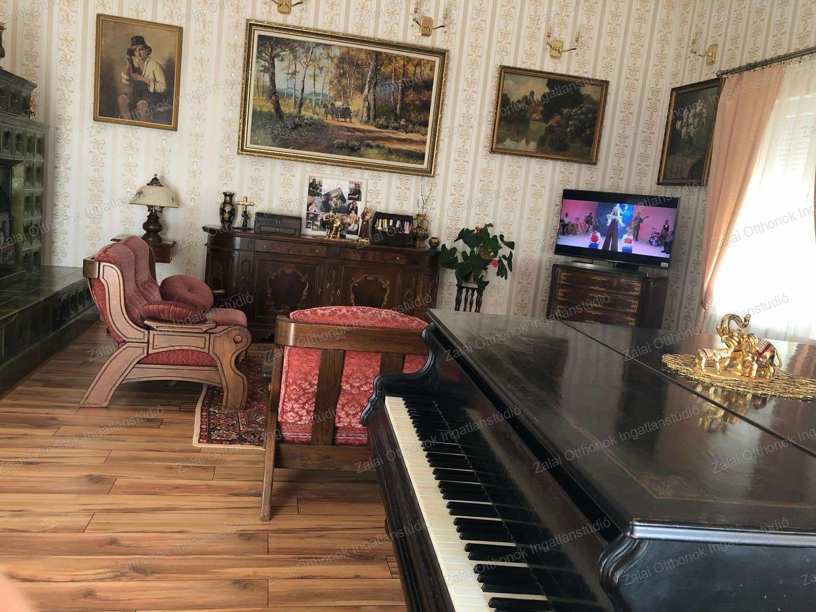 A fájl már létezik a célhelyen: import/kepek/vizjeles_5592938.jpg
For sale house Hévíz  500 m<sup>2</sup> 260 millió Ft