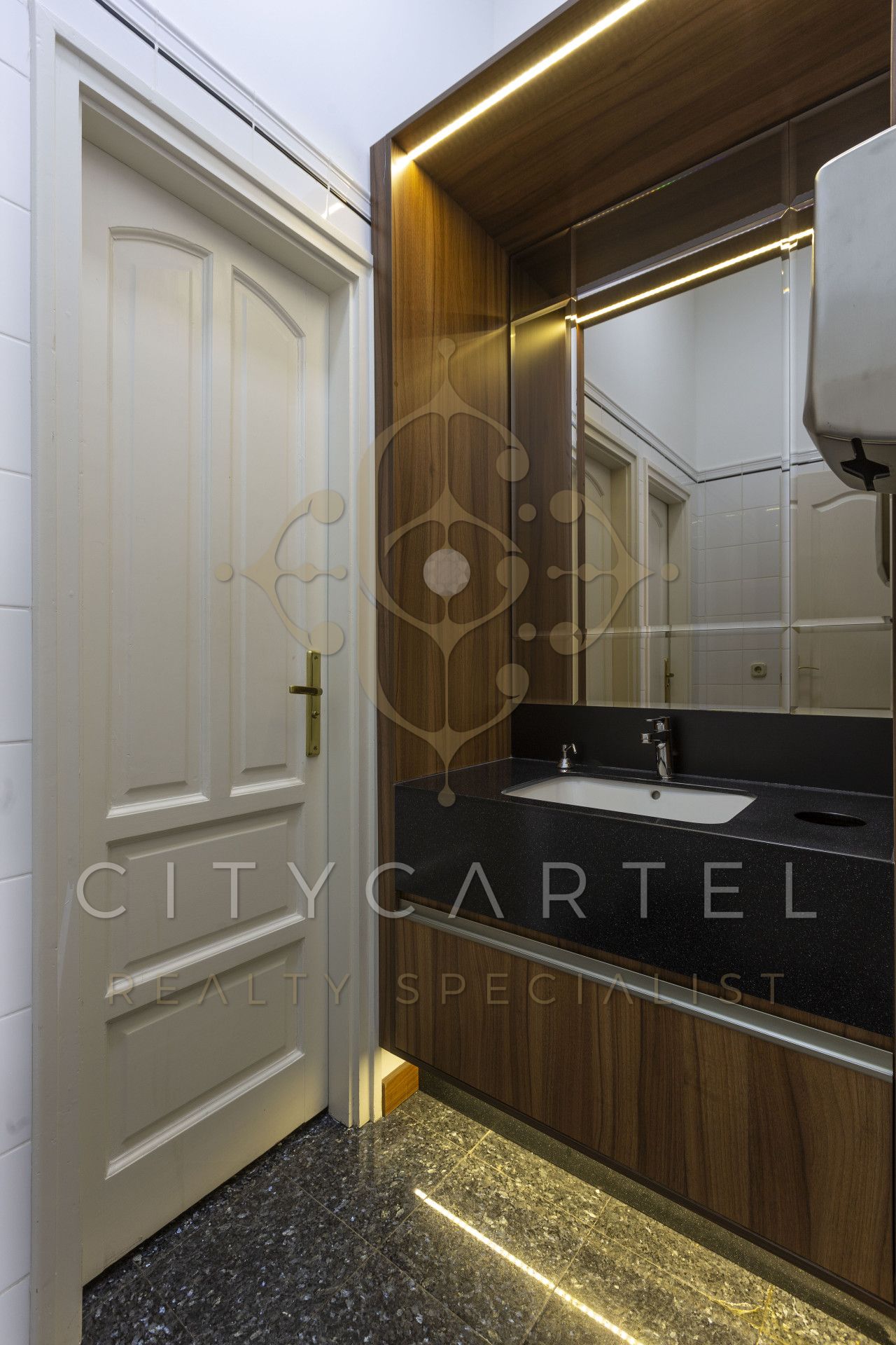 A fájl már létezik a célhelyen: import/kepek/vizjeles_5638733.jpg
Eladó Téglalakás Budapest, V. kerület  299 m<sup>2</sup> 3500000 EUR