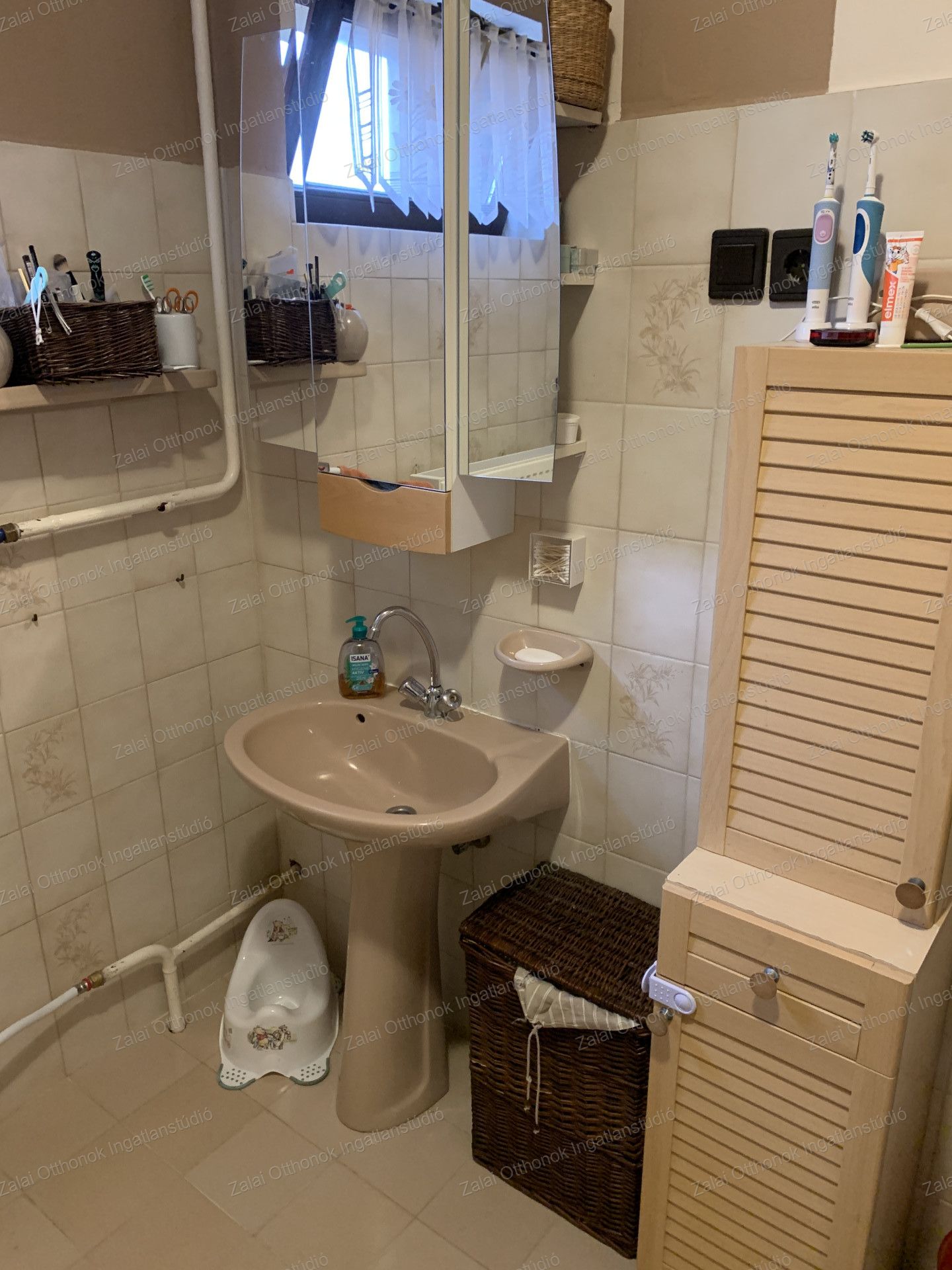 A fájl már létezik a célhelyen: import/kepek/vizjeles_5652028.jpg
For sale house Kehidakustány  340 m<sup>2</sup> 94.9 millió Ft