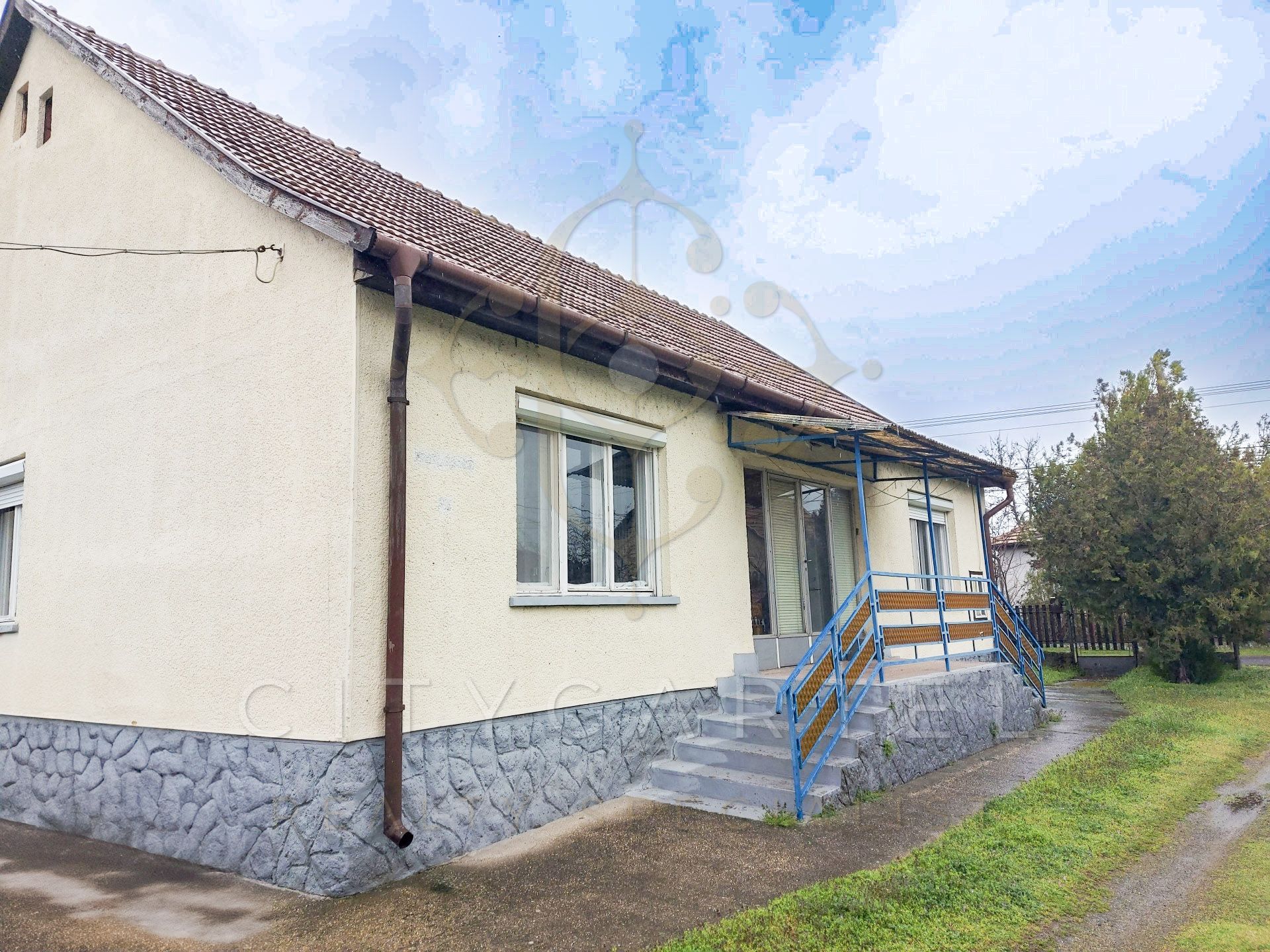 A fájl már létezik a célhelyen: import/kepek/vizjeles_5700174.jpg
For sale house Solt  102 m<sup>2</sup> 32 millió Ft